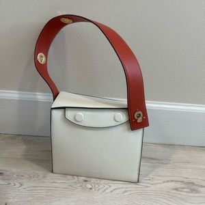 Danse Lente
Leather satchel